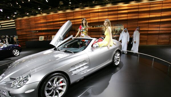 Модели сидят на новом спортивном автомобиле Mercedes-Benz SLR McLaren Roadster - Sputnik Абхазия