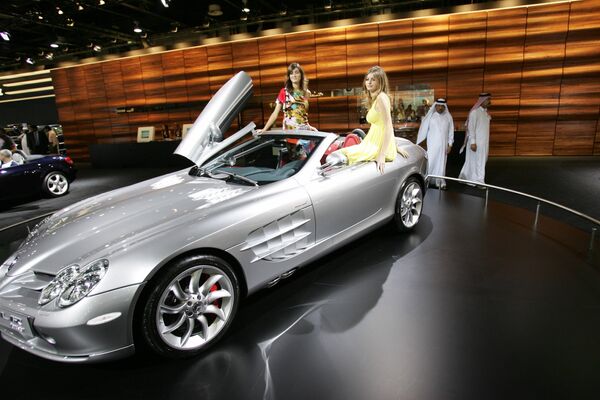Модели сидят на новом спортивном автомобиле Mercedes-Benz SLR McLaren Roadster - Sputnik Абхазия
