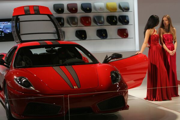 Модели продвигают новый Ferrari 612 Scaglietti во время предварительного пресс-просмотра на 9-м Международном автосалоне в Дубае - Sputnik Абхазия