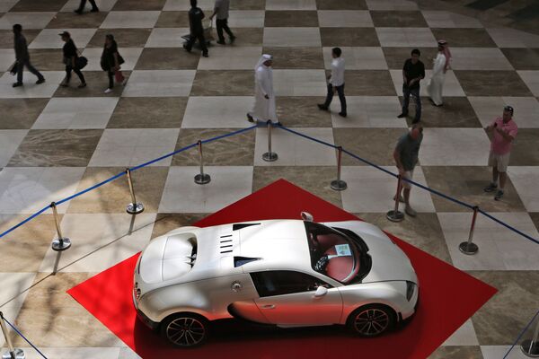 Посетители смотрят и фотографируют Bugatti Veyron - Sputnik Абхазия