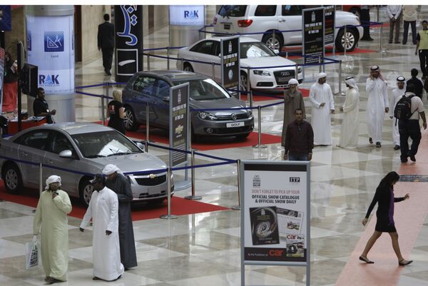 Посетители прибывают в Конгресс-центр на 10-й Международный автосалон в Дубае - Sputnik Абхазия