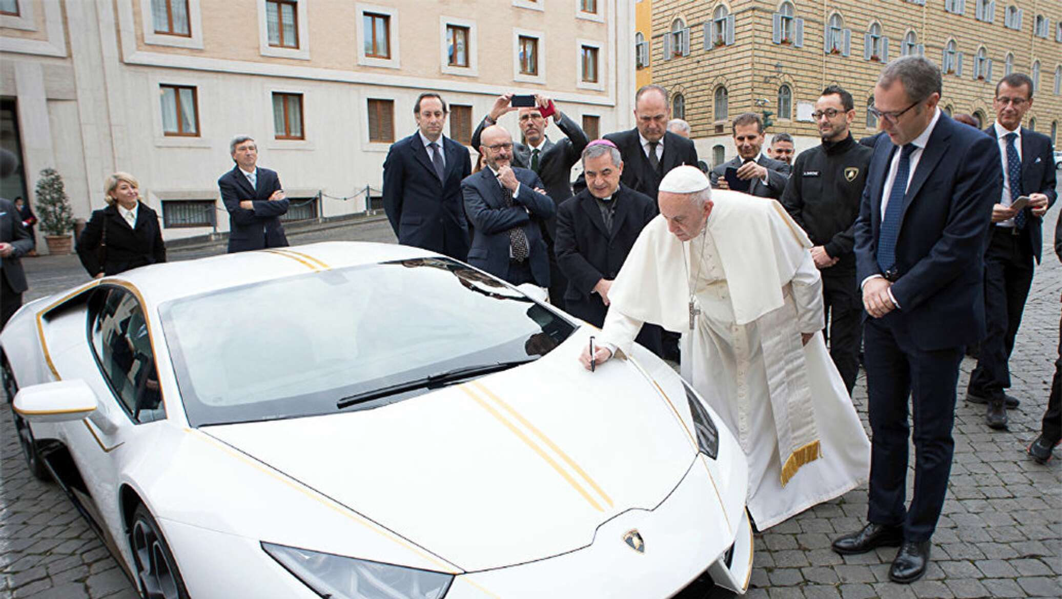 Папе Римскому подарили Lamborghini