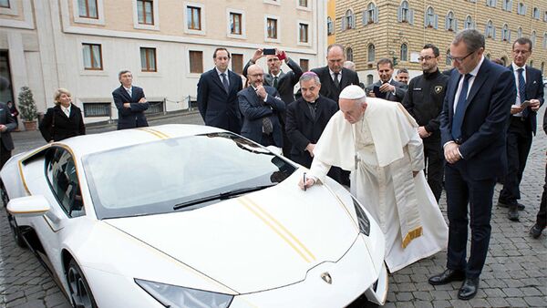 Lamborghini преподнесла в дар папе Римскому Франциску уникальный экземпляр спортивного автомобиля модели Huracan - Sputnik Абхазия