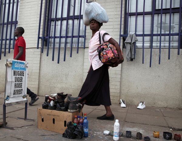 Военные Зимбабве взяли под стражу президента страны Роберта Мугабе - об этом сообщают газеты Военные Зимбабве взяли под стражу президента страны Роберта Мугабе - об этом сообщают газеты - Sputnik Абхазия