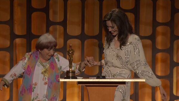 89-летняя Аньес Варда станцевала с Джоли на вручении почетного Оскара - Sputnik Абхазия