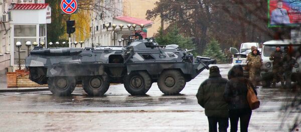 Центр Луганска перекрыли вооруженные люди и бронетехника Центр Луганска перекрыли вооруженные люди и бронетехника - Sputnik Абхазия