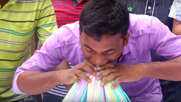 Индиец с 459 трубочками во рту попал в Книгу рекордов Гиннесса, видео - Sputnik Абхазия