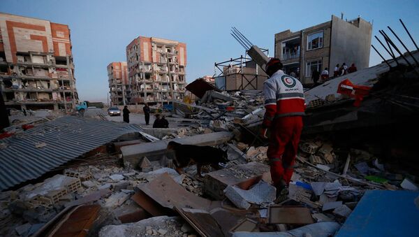 Спасатели проводят поисково-спасательные работы после 7.3-балльного землетрясения в Сарполь-э-Захабе, провинция Керманшах, Иран /13 ноября 2017/ - Sputnik Абхазия