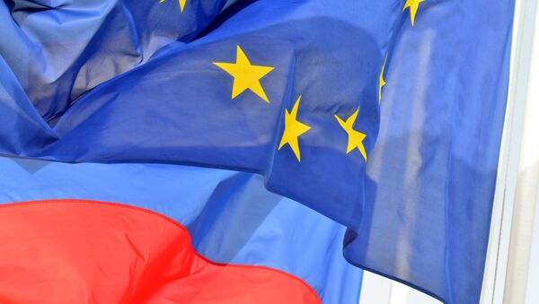 Флаги России, ЕС, Франции и герб Ниццы на набережной Ниццы - Sputnik Абхазия