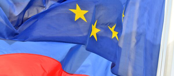 Флаги России, ЕС, Франции и герб Ниццы на набережной Ниццы Флаги России, ЕС, Франции и герб Ниццы на набережной Ниццы - Sputnik Абхазия