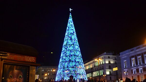 Главная испанская рождественская елка на Puerta del Sol в Мадриде - Sputnik Абхазия