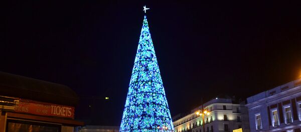 Главная испанская рождественская елка на Puerta del Sol в Мадриде Главная испанская рождественская елка на Puerta del Sol в Мадриде - Sputnik Абхазия