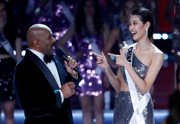 Представительница Китая и ведущий на конкурсе красоты Мисс Вселенная-2017 в Лас-Вегасе - Sputnik Абхазия