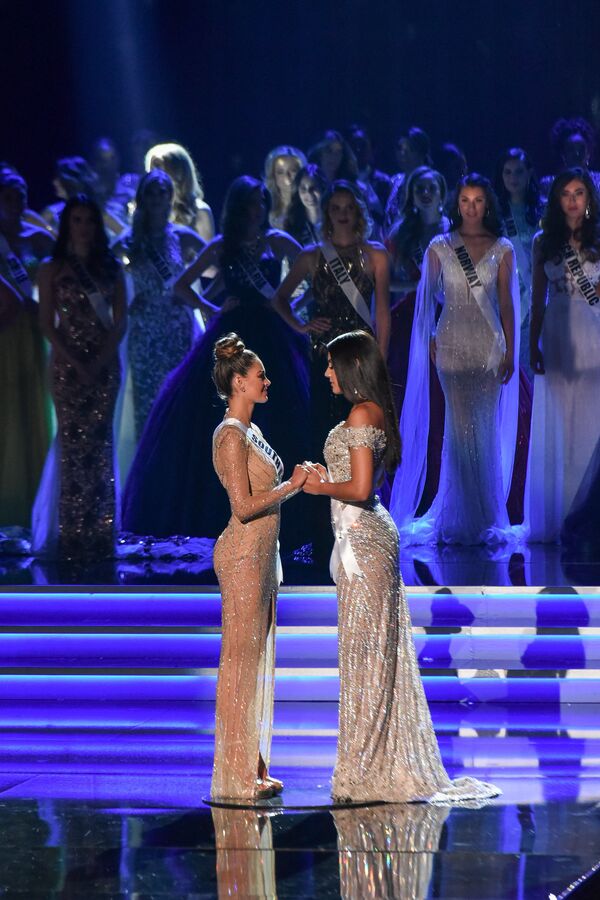 Представительницы ЮАР и Колумбии на конкурсе красоты Мисс Вселенная-2017 в Лас-Вегасе - Sputnik Абхазия