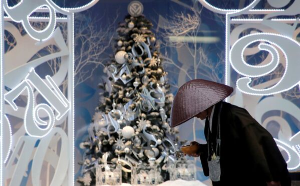 Буддистский монах напротив рождественской декорации в Токио - Sputnik Абхазия