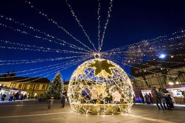 Рождественский шар на улице венгерского города Эгер - Sputnik Абхазия