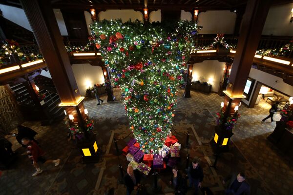 Перевернутая вверх ногами рождественская елка в фойе отеля Hotel Del в городе Коронадо, США - Sputnik Абхазия