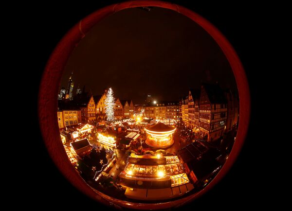 Вид на традиционную рождественскую ярмарку во Франкфурте, Германия - Sputnik Абхазия