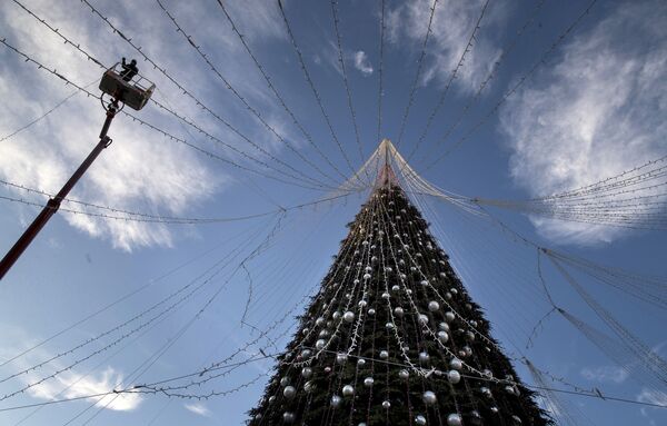 Установка национальной рождественской елки на Соборной площади в Вильнюсе, Литва, - Sputnik Абхазия