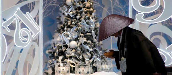 Буддистский монах напротив рождественской декорации в Токио Буддистский монах напротив рождественской декорации в Токио - Sputnik Абхазия