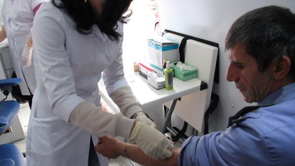 Узнать за 20 минут: врачи в мобильной лаборатории проводят диагностику ВИЧ - Sputnik Абхазия