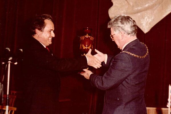 2 октября 1986 года договор об установлении побратимских связей между Сухумом и шотландским Килмарноком. - Sputnik Абхазия
