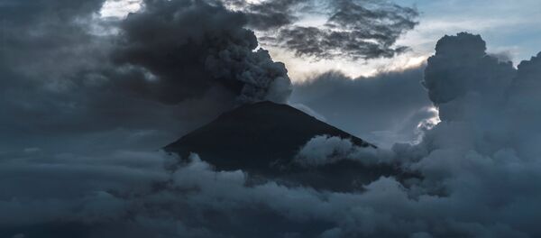 Вулкан проснулся 21 ноября, а 25-го началась активная фаза извержения - Sputnik Абхазия