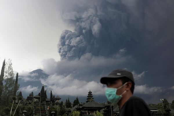 Извержение вулкана Агунг на острове Бали в Индонезии - Sputnik Абхазия