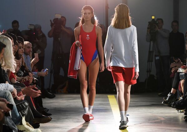 Модели демонстрируют одежду из экипировки Олимпийской команды и casual-коллекции бренда ZASPORT в Москве - Sputnik Абхазия