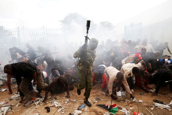 Полиция Кении применила слезоточивый газ для сдерживания нескольких тысяч человек, пытающихся попасть на стадион, где состоится инаугурация Ухуру Кениаты, победившего по результатам повторного голосования на президентских выборах - Sputnik Абхазия