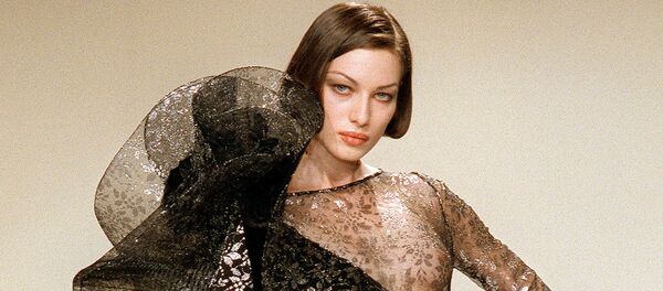 Модель демонстрируе вечернее платье из коллекции Осень-зима 1998-99 дизайнера Пьера Кардена и Серджио Альтьери Модель демонстрируе вечернее платье из коллекции Осень-зима 1998-99 дизайнера Пьера Кардена и Серджио Альтьери - Sputnik Абхазия