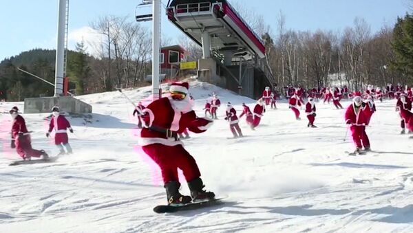Массовый лыжный забег Санта-Клаусов в США - Sputnik Абхазия
