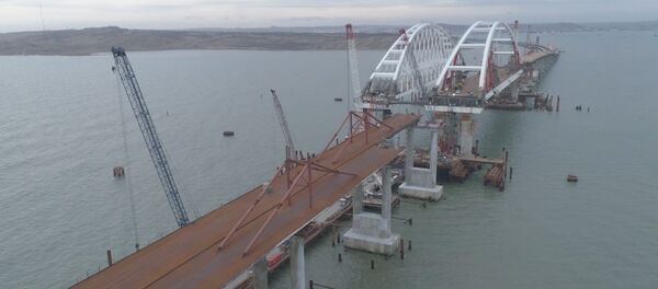 На мосту в Крым закончили установку автодорожных опор На мосту в Крым закончили установку автодорожных опор - Sputnik Абхазия