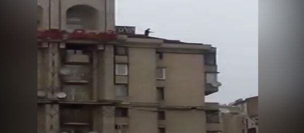 Кадры с Саакашвили, угрожающем спрыгнуть с крыши восьмиэтажного дома в Киеве Кадры с Саакашвили, угрожающем спрыгнуть с крыши восьмиэтажного дома в Киеве - Sputnik Абхазия