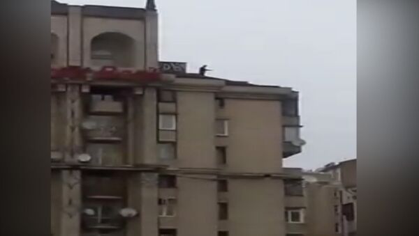 Кадры с Саакашвили, угрожающем спрыгнуть с крыши восьмиэтажного дома в Киеве - Sputnik Абхазия