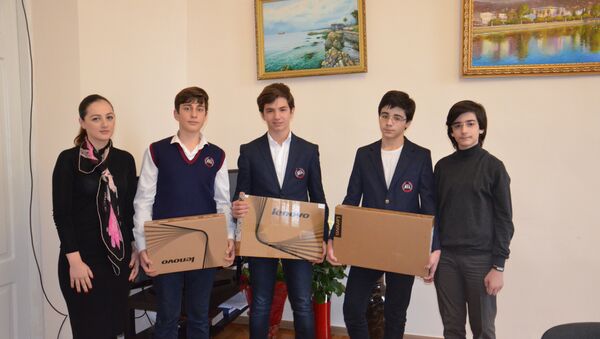 Послы доброй воли Абхазии подарили ноутбуки сухумским школьникам - Sputnik Аҧсны