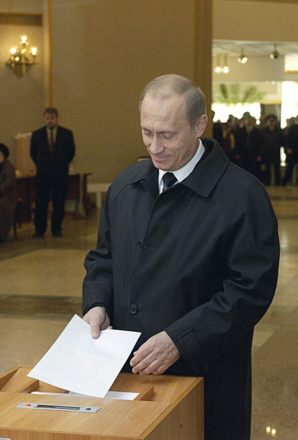 Президент РФ Владимир Путин во время голосования на избирательном участке в день выборов президента Российской Федерации, 2004 - Sputnik Абхазия