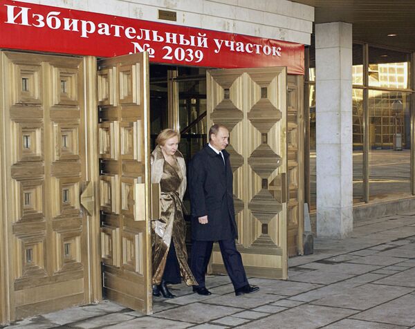 Президент РФ Владимир Путин и его супруга Людмила Путина после голосования на выборах президента Российской Федерации, 2004 год - Sputnik Абхазия