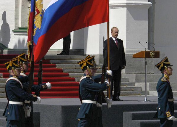 Смотр Президентского полка на Соборной площади Кремля во время церемонии официального вступления в должность президента России Владимира Путина, 2004 год - Sputnik Абхазия
