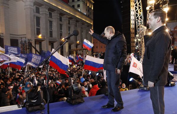 Кандидат в президенты Владимир Путин и президент России Дмитрий Медведев участвуют в митинге на Манежной площади, 2012 год - Sputnik Абхазия