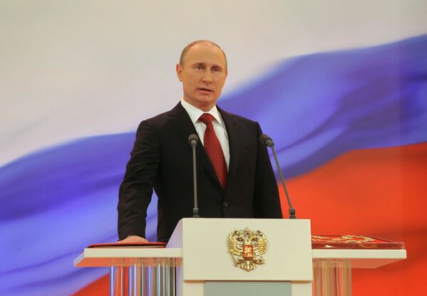 Избранный президент РФ Владимир Путин произносит текст присяги во время церемонии инаугурации, 2012 год - Sputnik Абхазия