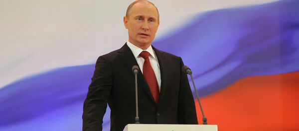 Избранный президент РФ Владимир Путин произносит текст присяги во время церемонии инаугурации, 2012 год - Sputnik Абхазия