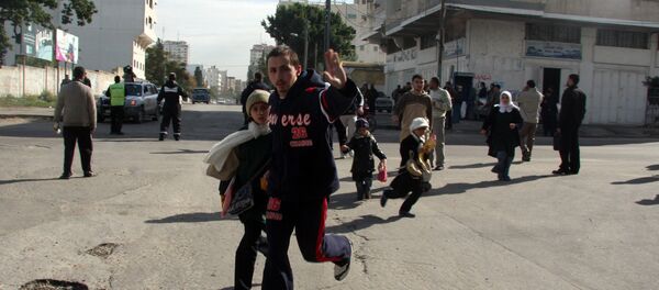 Палестинцы бегут в укрытие во время авиаударов израильских ВВС. Архивное фото - Sputnik Абхазия