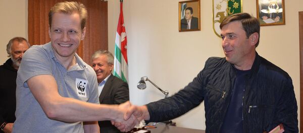 Вадиму Хинтба вручили благодарственное письмо от имени министра природных ресурсов и экологии России Сергея Донского и памятную грамоту Всемирного фонда дикой природы в четверг 7 декабря Вадиму Хинтба вручили благодарственное письмо от имени министра природных ресурсов и экологии России Сергея Донского и памятную грамоту Всемирного фонда дикой природы в четверг 7 декабря - Sputnik Абхазия