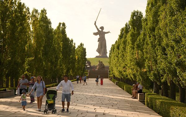 Родина-мать зовет! - центр памятника-ансамбля Героям Сталинградской битвы - Sputnik Абхазия