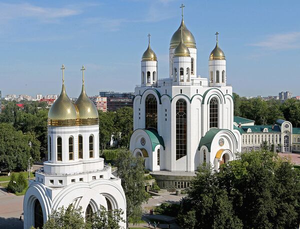 Собор Христа Спасителя (на заднем плане) и Церковь Петра и Февронии - Sputnik Абхазия