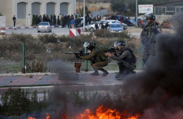 Израильские военнослужащие во время столкновений с участники акции протеста в Палестине против решения о признании Иерусалима столицей Израиля - Sputnik Абхазия