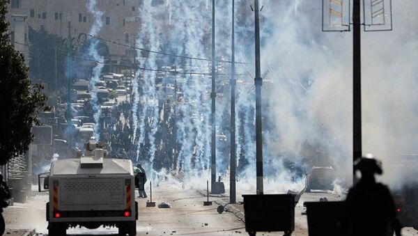 Столкновение израильских военных на Западном берегу Иордана с палестинскими протестующими. - Sputnik Абхазия