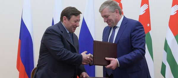 XVI заседание Межправительственной комиссии по социально-экономическому сотрудничеству между Абхазией и Россией в Сухуме XVI заседание Межправительственной комиссии по социально-экономическому сотрудничеству между Абхазией и Россией в Сухуме - Sputnik Абхазия