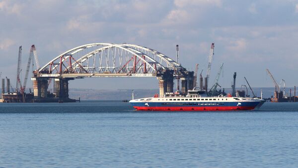 Автодорожная арка Крымского моста поднята на опоры - Sputnik Абхазия